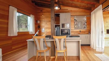 Cabane Deluxe, baignoire Ă  jets, en bord de lac | Salle Ă  manger