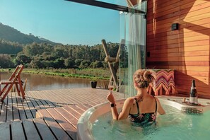 Family Cabin, 2 Bedrooms, Jetted Tub, Lake View | Private spa tub