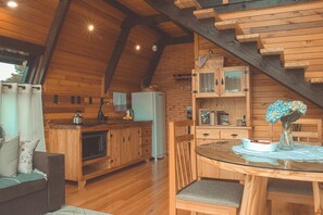 패밀리 캐빈, 침실 2개, 분사식 욕조, 호수 전망 | 내부