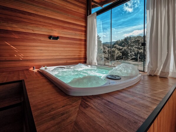 Deluxe Cabin, Jetted Tub, Lakeside | Jetted tub