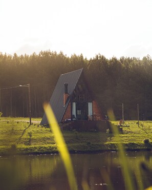 로맨틱 샬레, 분사식 욕조, 호수 전망 | 1 개의 침실, 고급 침구, 책상, 노트북 작업 공간