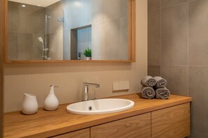 Douche, séchoir à cheveux, serviettes fournies