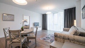 TV - EASYROOMS DZIRNAVU APARTMENT IN THE QUITE CENTER (Rīga)