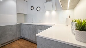 Coffee/tea maker, fridge, microwave, stovetop - EASYROOMS DZIRNAVU APARTMENT IN THE QUITE CENTER (Rīga)