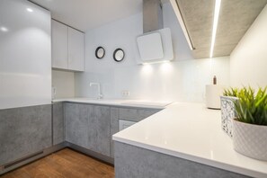 Kjøleskap, mikrobølgeovn, kokeplater og oppvaskmaskin