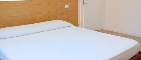 3 bedrooms, bed sheets