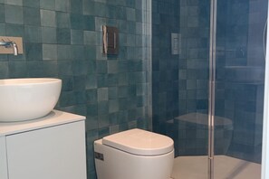Shower, towels - SE112 - Senigallia, new four-room apartment with air conditioning (Senigallia)