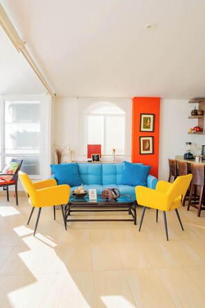 Apartment | Living area | 41-inch TV with satellite channels - U-GO Edificio Playa Mar en El Laguito (Cartagena)
