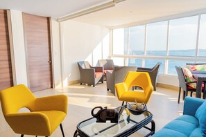 Apartment | Living area | 41-inch TV with satellite channels - U-GO Edificio Playa Mar en El Laguito (Cartagena)