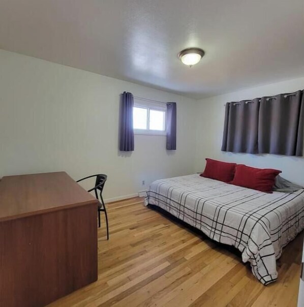 5 bedrooms, iron/ironing board, WiFi, bed sheets