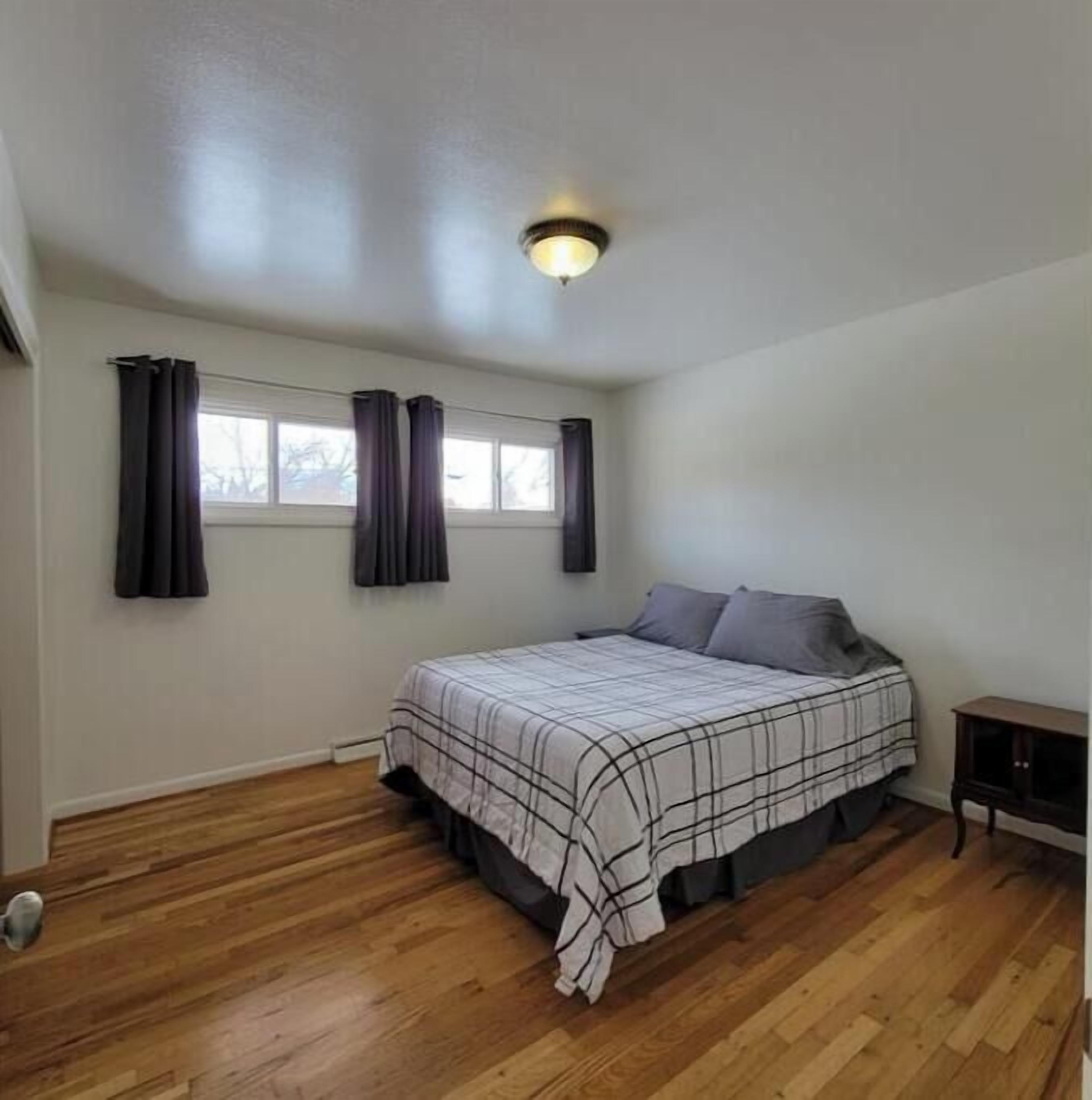 5 bedrooms, iron/ironing board, WiFi, bed sheets