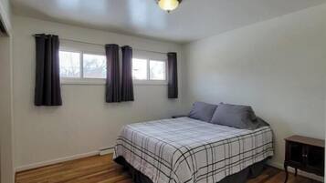 5 bedrooms, iron/ironing board, WiFi, bed sheets