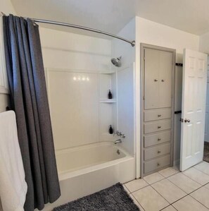 Serviettes fournies, savon, papier toilette