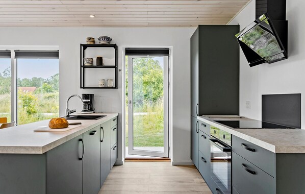 Geladeira, cooktop, lava-louças, cafeteira/chaleira