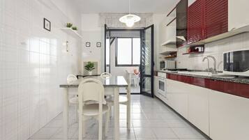 Apartment, Balcony | Private kitchen | Fridge, microwave, oven, stovetop