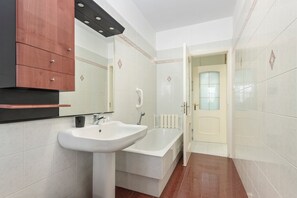 Apartemen, balkon | Kamar mandi | Bathtub dan shower terpisah dan perlengkapan mandi gratis