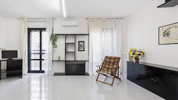 Appartement, balcon | Coin séjour | Télévision de 35 pouces avec chaßnes numériques
