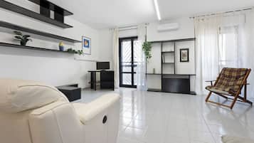 Appartement, balcon | Coin séjour | Télévision de 35 pouces avec chaßnes numériques