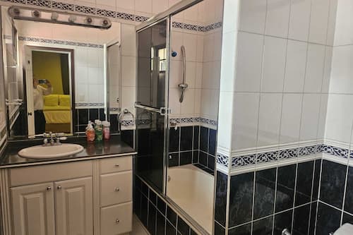 Amenidades de baño gratuitas, toallas, jabón, shampoo
