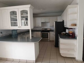 Microondas, horno, placa de cocina, utensilios de cocina