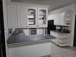 Micro-ondes, four, plaque de cuisson