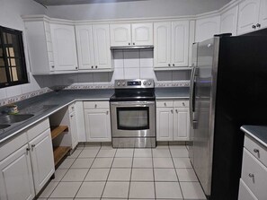 Mikrobølgeovn, ovn, kokeplater og kjøkkenutstyr