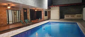 hermosa habitación con piscina 