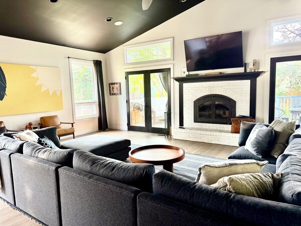 Smart TV, fireplace, books, stereo - 5 minutes from campus. Stunning large home in beautiful neighborhood.  (Boulder)