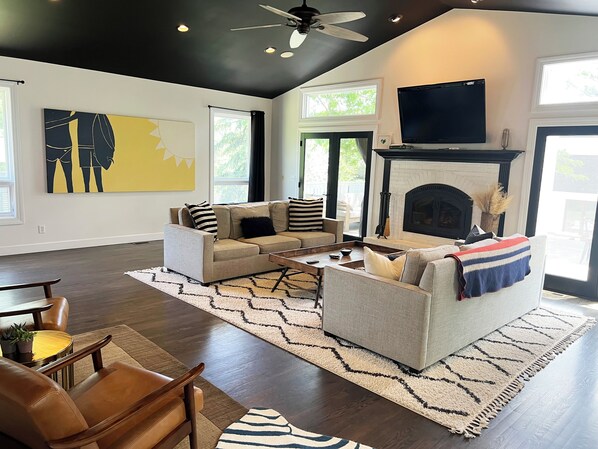 Smart TV, fireplace, books, stereo