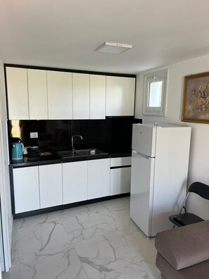 Deluxe-paritalo, parveke, kaupunkinäköala | Yksityinen keittiö | Minijääkaappi, liesi, astianpesukone, vedenkeitin