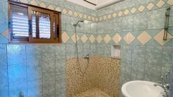 Traditional Quadruple Room, 1 Bedroom, Balcony, City View | Bathroom | Shower, hair dryer, towels, soap