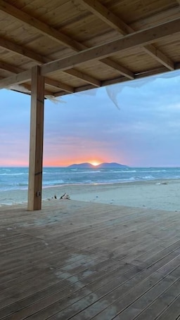 Beach nearby, beach shuttle, 10 beach bars