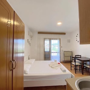 Junior-Doppelzimmer, 1 Schlafzimmer, Balkon, Stadtblick | Bettwäsche aus ägyptischer Baumwolle, hochwertige Bettwaren