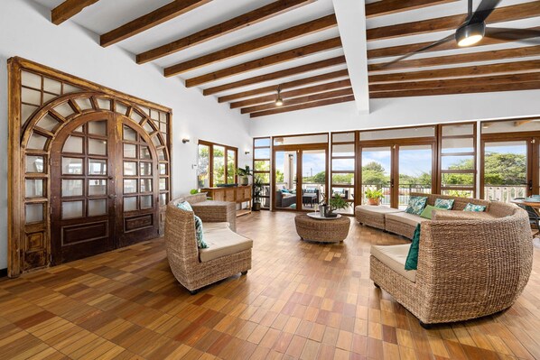 4 bedrooms - Spacious 4BR Villa Private Pool Cozy Location (Oranjestad)