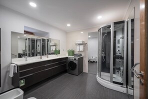 Shower, hair dryer, towels - With pool, garden and barbecue - Vila Esperança (Estreito da Calheta)
