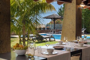 Outdoor dining - With pool, garden and barbecue - Vila Esperança (Estreito da Calheta)