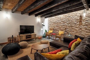 TV, fireplace - With pool, garden and barbecue - Vila Esperança (Estreito da Calheta)