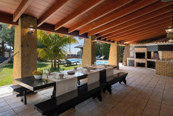 Outdoor dining - With pool, garden and barbecue - Vila Esperança (Estreito da Calheta)