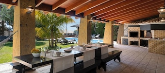 With pool, garden and barbecue - Vila Esperança