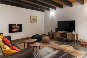 TV, fireplace - With pool, garden and barbecue - Vila Esperança (Estreito da Calheta)