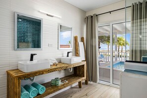 3 bedrooms - Secluded Beachfront Gem Pool Patio View BBQ (Savaneta)