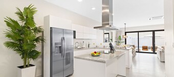 NEW Lux 4BR Villa w Private Pool Walk to Beach