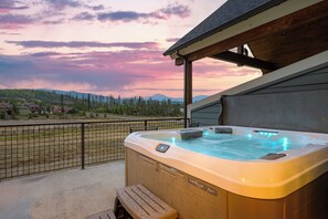 Terrace/patio - Mountain Getaway | Sleeps 12 • Hot Tub & Shuttle (Fraser)