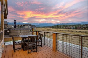 Outdoor dining - Mountain Getaway | Sleeps 12 • Hot Tub & Shuttle (Fraser)