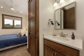 4 bedrooms, iron/ironing board, free WiFi, bed sheets - Mountain Getaway | Sleeps 12 • Hot Tub & Shuttle (Fraser)