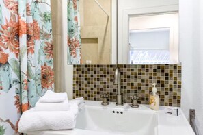 Hiustenkuivaaja, pyyhkeet, saippua, sampoo