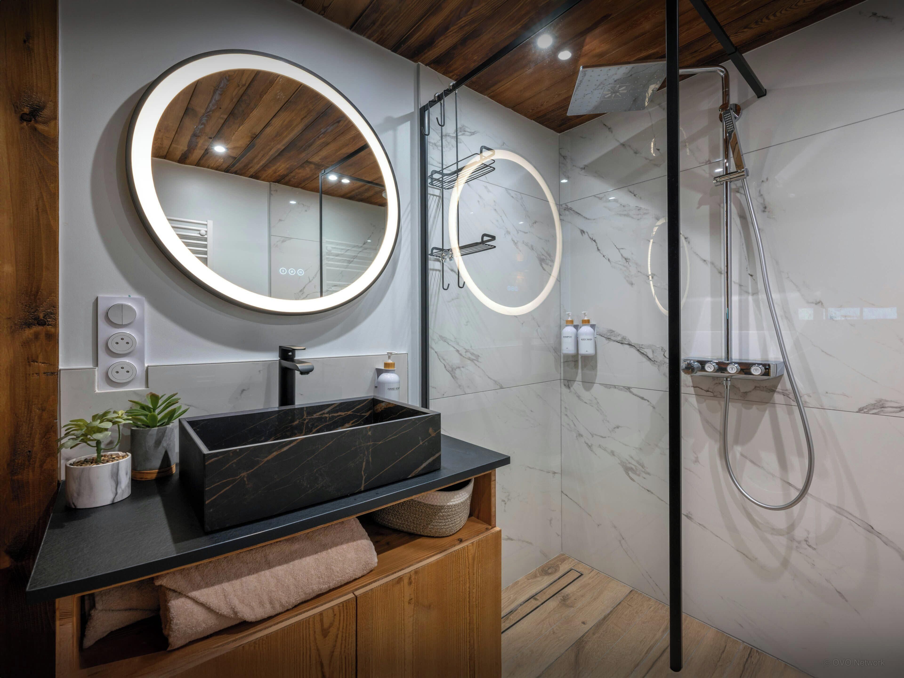 Een douche, een haardroger, handdoeken