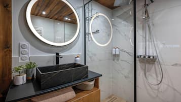 Een douche, een haardroger, handdoeken