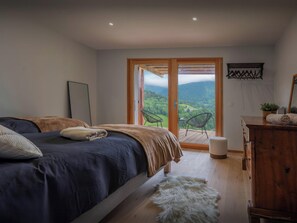 4 habitaciones, tabla de planchar con plancha, wifi y ropa de cama 
