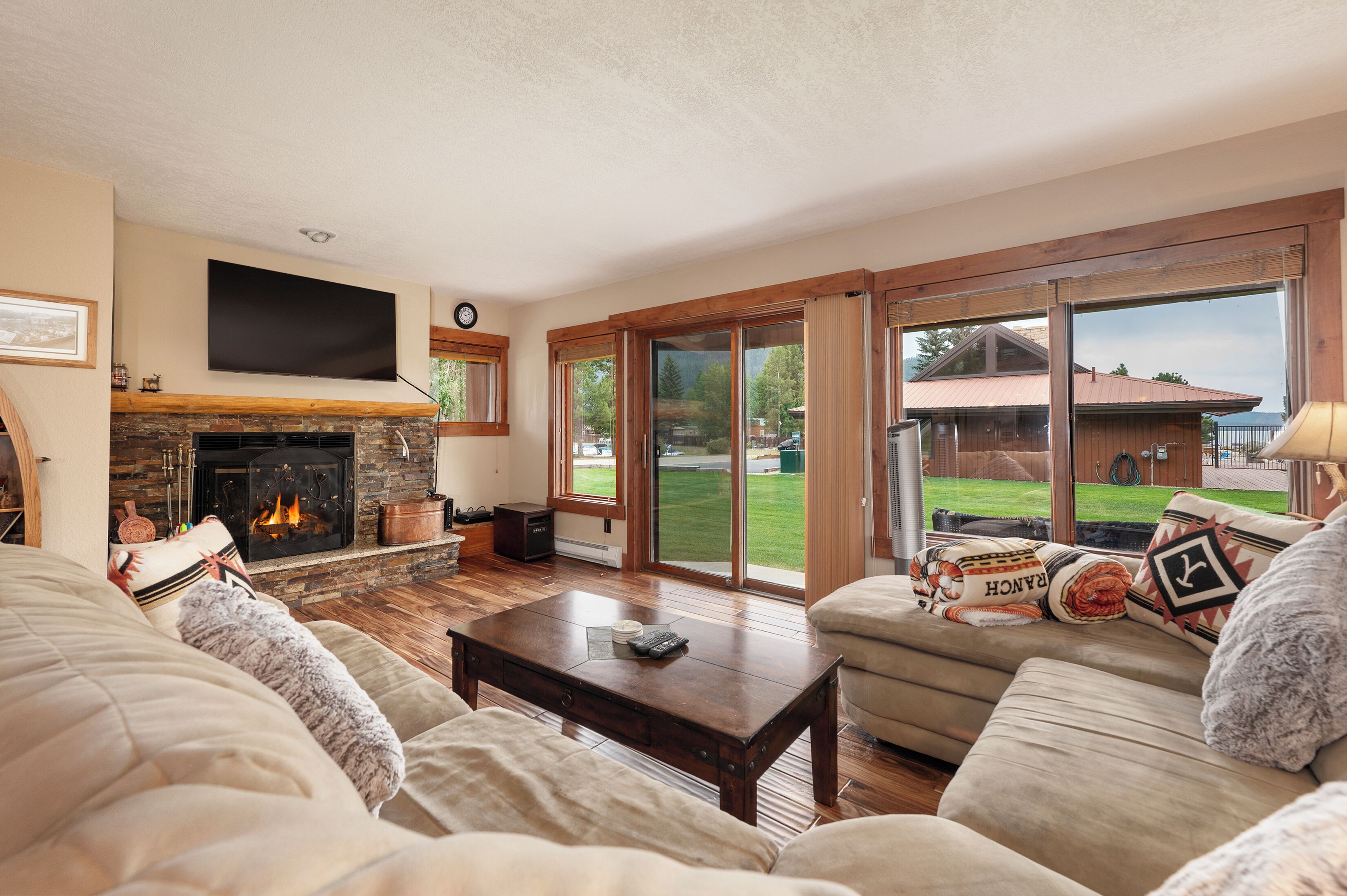 Lakeside Charm: Serene Getaway at Grand Lake